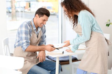 Dükkan sahipleri kafelerinde çalışıyor.