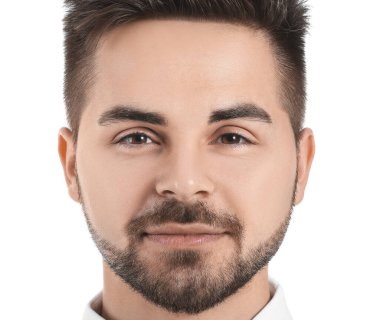 Beyaz arka planda genç iş adamının portresi