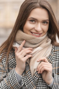 Şık eşarbı olan güzel genç bir kadın.