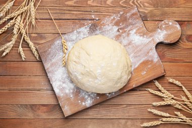 Ahşap arka planda taze hamur