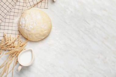 Beyaz arka planda süt ile taze hamur