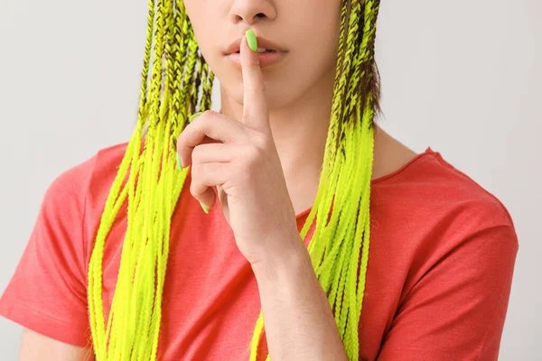 Joven Mujer Transgénero Mostrando Gesto Silencio Sobre Fondo Claro — Foto de Stock