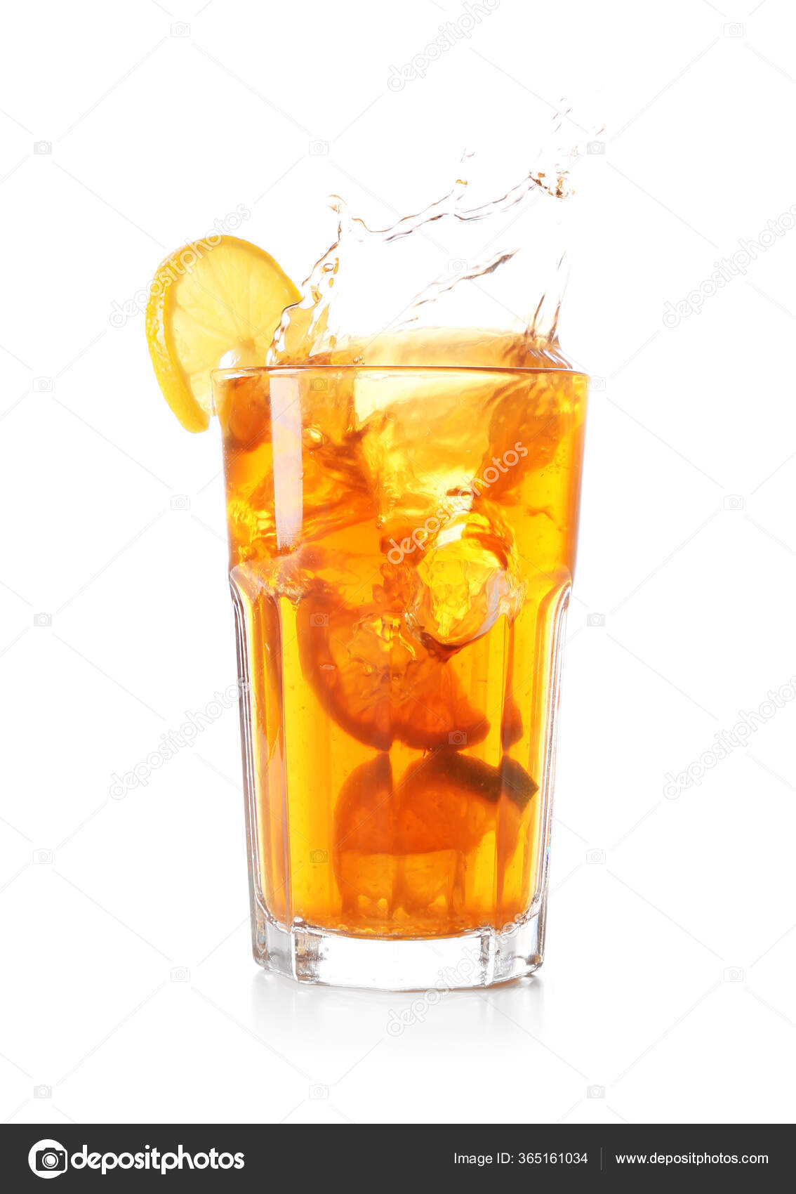 배경에 뿌려진 맛좋은 아이스티 — 스톡 사진 © serezniy #365161034