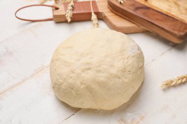 Beyaz ahşap arka planda taze buğday hamuru