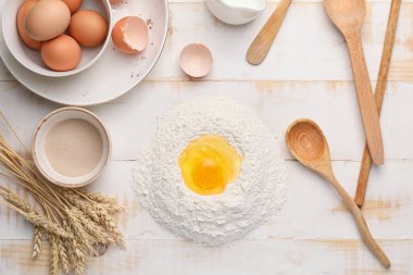 Beyaz ahşap arka planda hamur için malzemeler