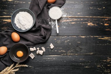 Koyu ahşap arka planda hamur için malzemeler