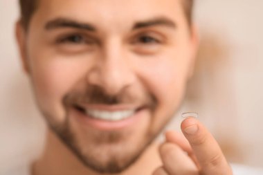 Kontak lensli genç adam, yakın plan.