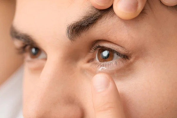 Jongeman Zet Contactlens Close — Stockfoto