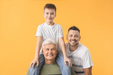 Renkli arka planda babası ve oğlu olan adam.