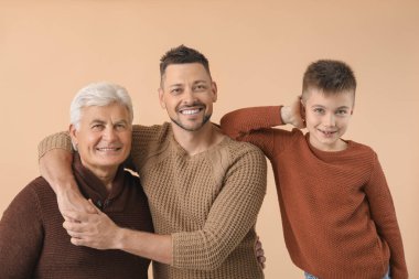 Renkli arka planda babası ve oğlu olan adam.