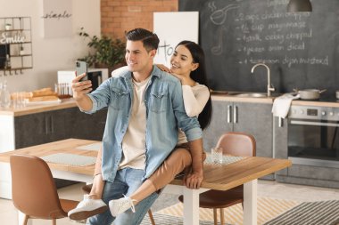 Evde cep telefonu olan mutlu bir çift.