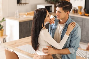 Mutfaktaki mutlu genç çiftin portresi.