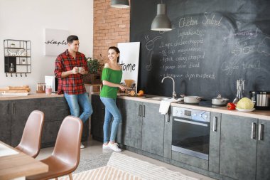 Mutfaktaki mutlu genç çift