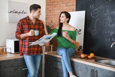 Mutfaktaki mutlu genç çift