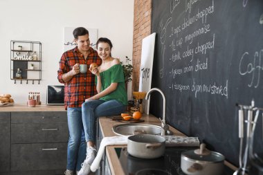 Mutfaktaki mutlu genç çift