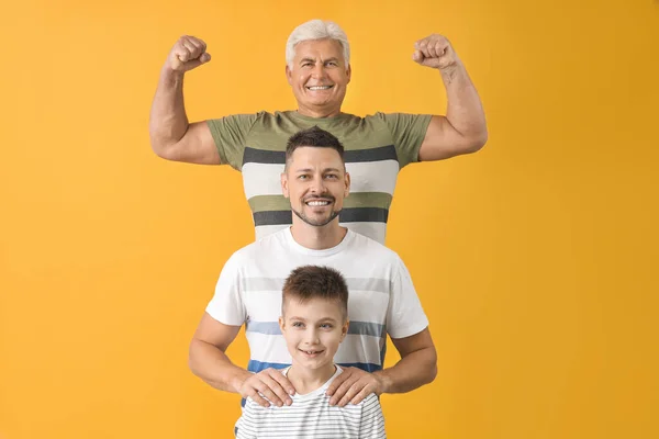 Hombre Con Padre Hijo Sobre Fondo Color — Foto de Stock