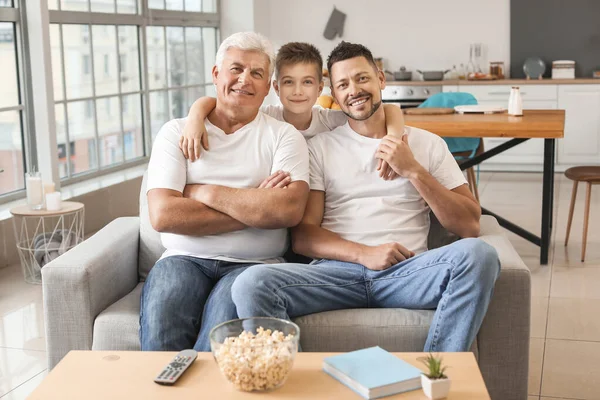 男人和他的父亲和儿子在家里 — 图库照片
