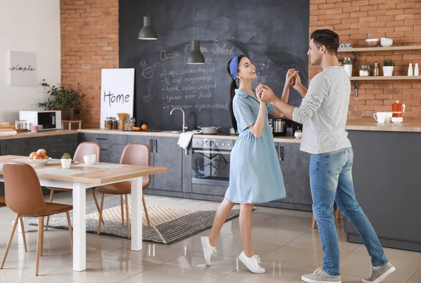 Jovem Casal Feliz Com Dança Cozinha Casa — Fotografia de Stock