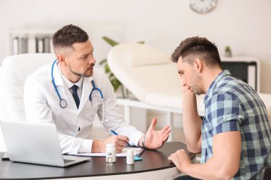 Üzgün hasta kliniği ziyaret ediyor.