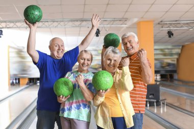 Bowling kulübündeki son sınıf öğrencilerinin portresi