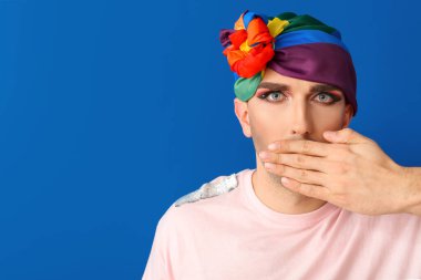 Genç transseksüel kadının portresi ağız kaplamasını renklendiriyor.