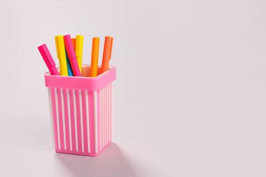 Işık arkaplanında işaretleri olan tutucu