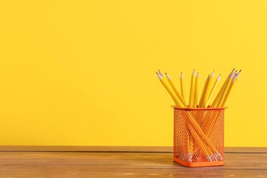 Masada renk arkaplanına karşı kalemli tutucu