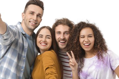 Beyaz arkaplanda selfie çeken arkadaşlar