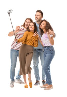 Beyaz arkaplanda selfie çeken arkadaşlar