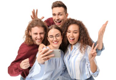 Beyaz arkaplanda selfie çeken arkadaşlar