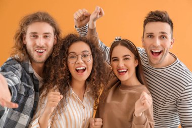 Renk arkaplanında selfie çeken arkadaşlar
