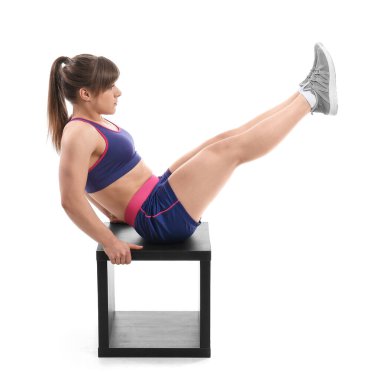 Beyaz arka planda sportif kaslı kadın eğitimi