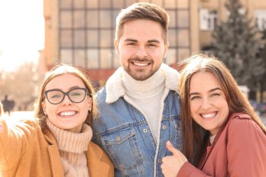 Mutlu arkadaş selfie açık havada alarak