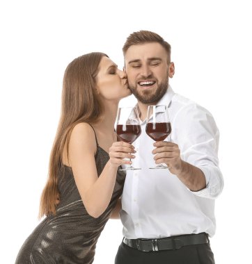 Beyaz arka planda şarap kadehleri olan mutlu bir çift.