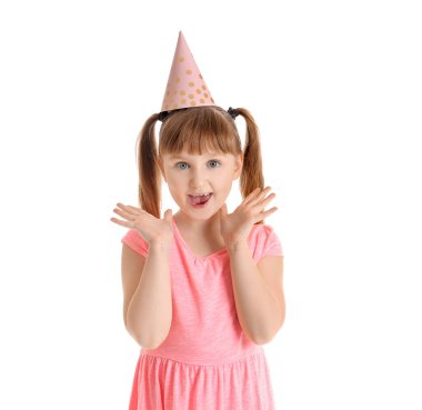 Küçük kız doğum gününü beyaz arka planda kutluyor