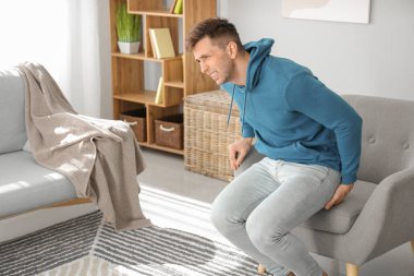 Evde hemoroitli genç bir adam var.