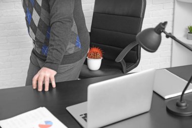 Ofiste basur hastası yaşlı bir adam var.