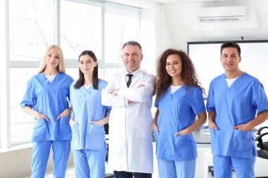 Üniversitede tıp öğrencileriyle birlikte erkek öğretim görevlisi.