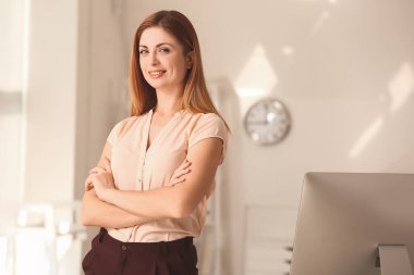 Ofisteki genç ve güzel iş kadınının portresi.