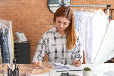 Modern kuru temizlemeci resepsiyonda.