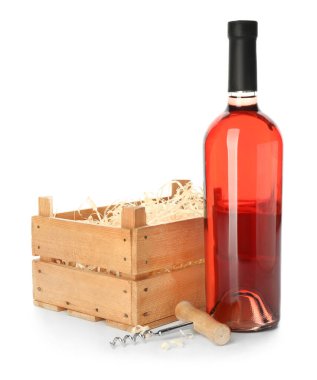 Beyaz arka planda şarap şişesi olan kutu.