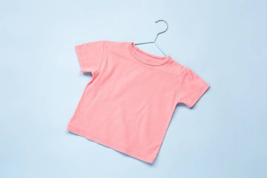 Renkli arkaplanda şık t-shirt