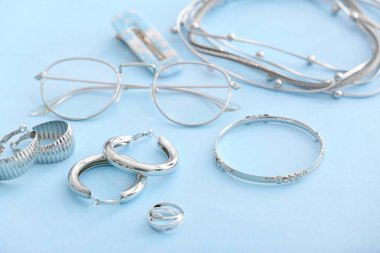 Renkli arka planda birçok güzel mücevher