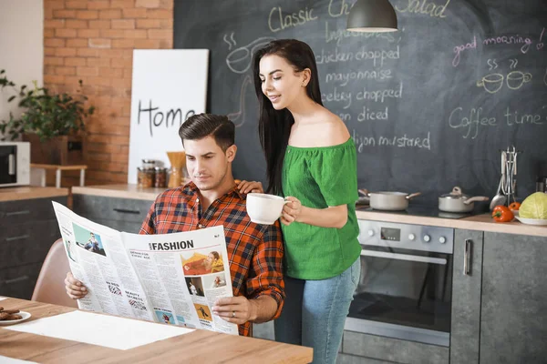 Mutfaktaki mutlu genç çift