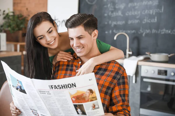 Mutfaktaki mutlu genç çift