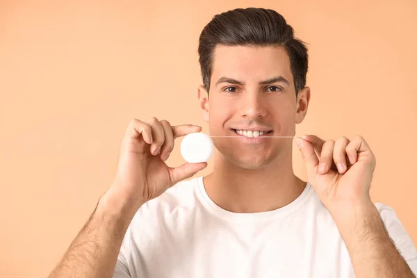 Jovem Com Fio Dental Sobre Fundo Cor — Fotografia de Stock