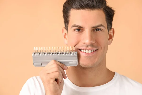 Hombre Con Dientes Muestras Color Sobre Fondo Beige —  Fotos de Stock