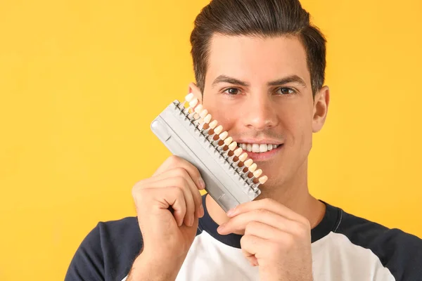 Mann Mit Zähnen Farbmuster Auf Gelbem Hintergrund — Stockfoto