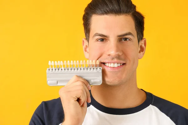Man Teeth Color Samples Yellow Background — Stock Photo, Image