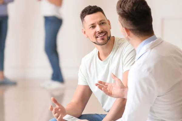 Mannelijke Arts Met Patiënt Werkzaam Hal Van Kliniek — Stockfoto